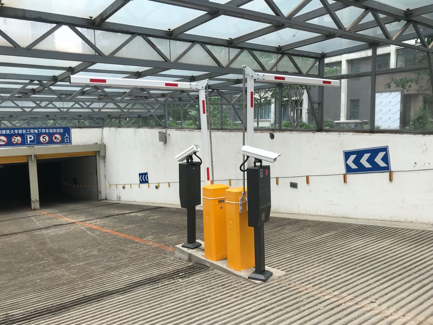 沈陽某大學家屬樓地下停車場折臂道閘車牌識別系統(tǒng)